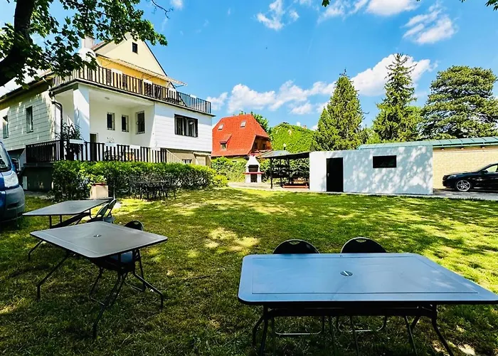 Apartment Spacious With Garden Near Danube For 16 Guests *
