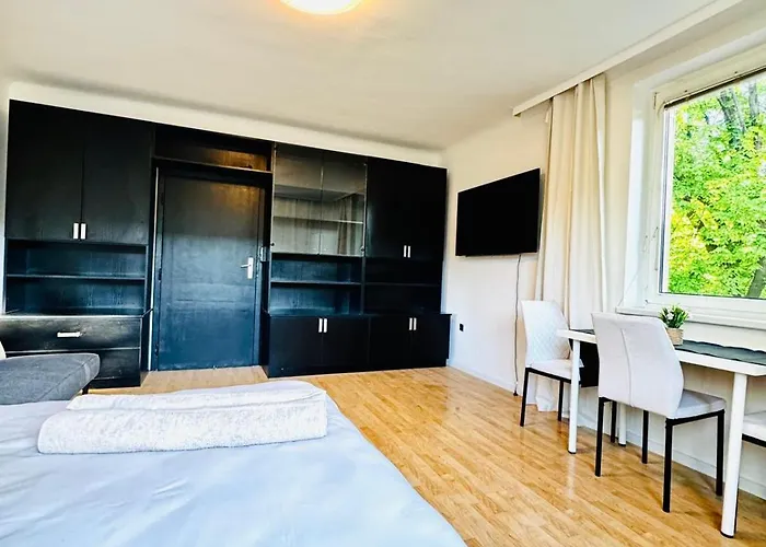 Apartment Spacious With Garden Near Danube For 16 Guests