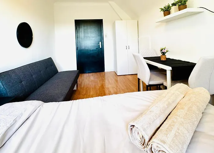 Spacious With Garden Near Danube For 16 Guests *