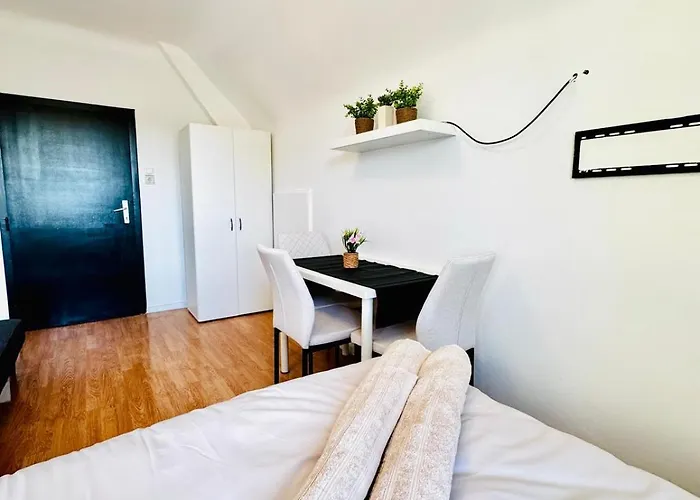Spacious With Garden Near Danube For 16 Guests Apartment *