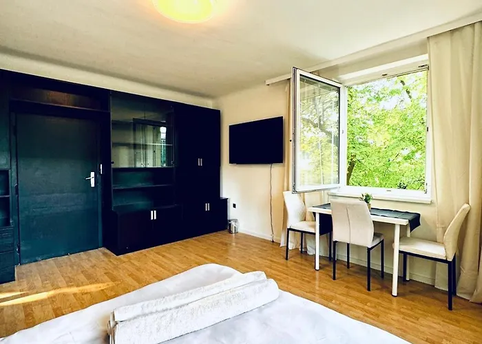 Apartment Spacious With Garden Near Danube For 16 Guests *